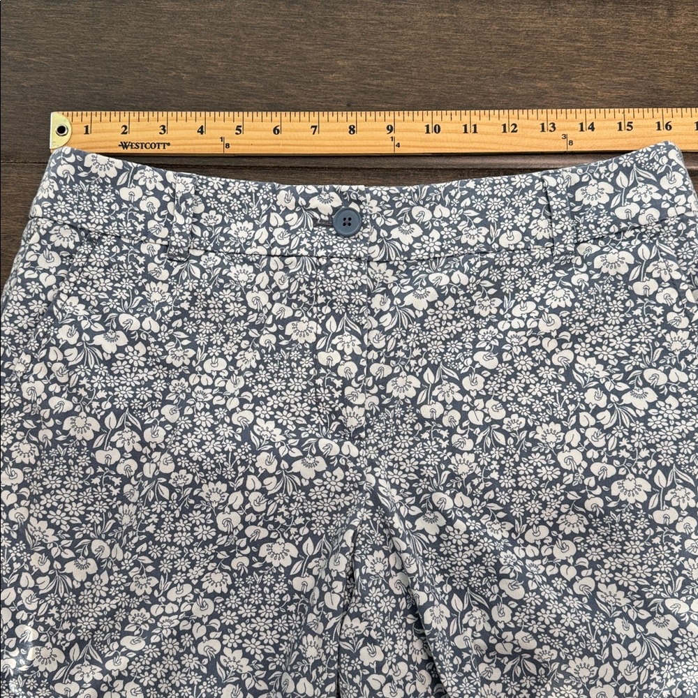 ❤️3/$30 Loft Outlet Floral Blue and White Women's 6” Inseam Shorts - Picture 8 of 10
